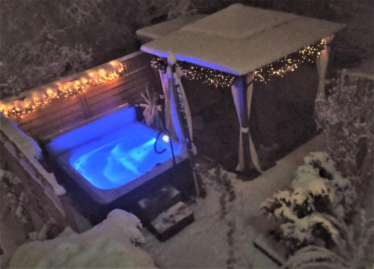 Mediterran-Skandinavisch - Outdoorwhirlpool Ganzjaehrig Burgthann Exterior photo